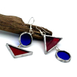 Boucles d'oreilles asymétriques rond bleu foncé et triangle rouge foncé