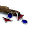 Boucles d'oreilles asymétriques rond bleu foncé et triangle rouge foncé