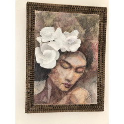 Portrait de femme aux fleurs blanches en carton et papier