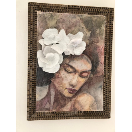 Portrait de femme aux fleurs blanches en carton et papier