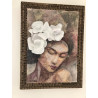 Portrait de femme aux fleurs blanches en carton et papier
