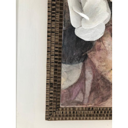 Portrait de femme aux fleurs blanches en carton et papier