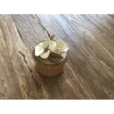 Boîte en carton recyclé avec fleurs en papier mâché