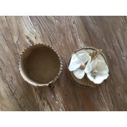 Boîte en carton recyclé avec fleurs en papier mâché