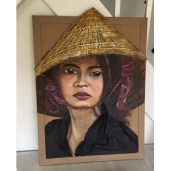 Portrait de femme asiatique en carton recyclé