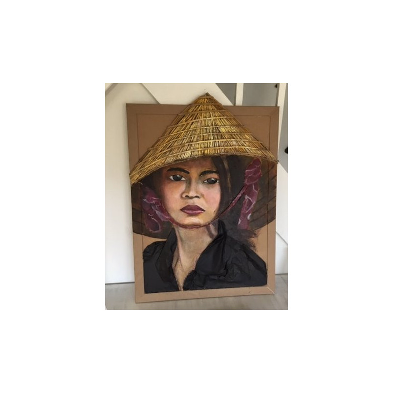 Portrait de femme asiatique en carton recyclé