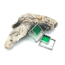 Boucles d'oreilles carrés superposés vert clair et vert transparent texturé