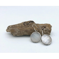 Boucles d'oreilles en verre rond blanc semi-opaque (diamètre 2.5 cm)