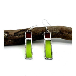 Boucles d'oreilles en verre duo rectangles rouge et vert clair transparent.